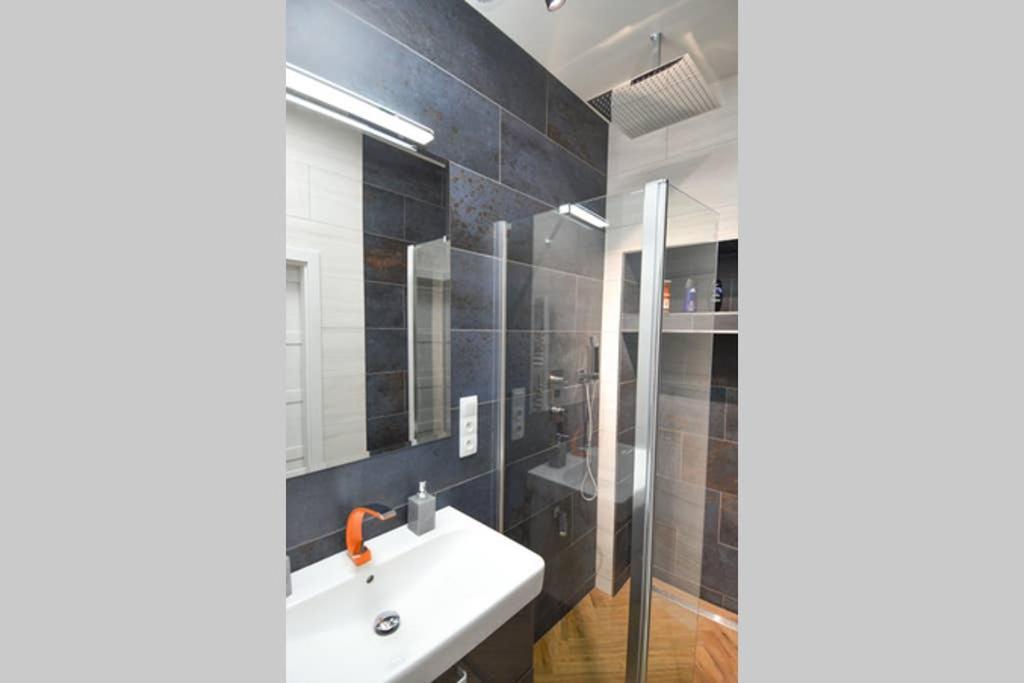 Brandly New Andel Apartamento *
